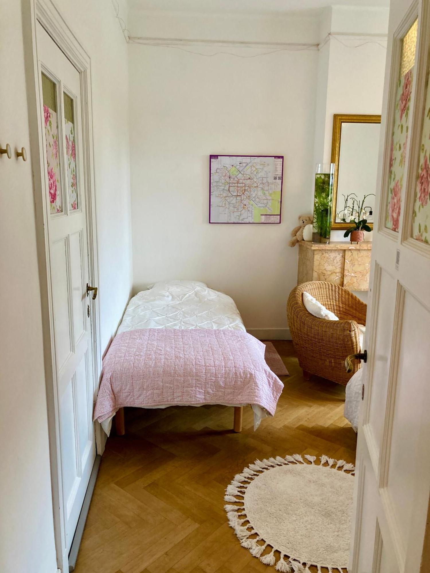 Calm, & Birdsong Near The Center Homestay Brussels